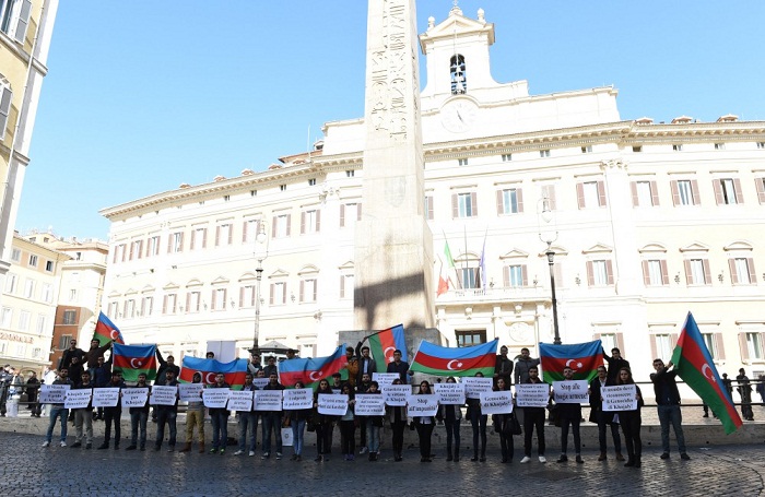 Une manifestation devant le parlement italien pour le génocide de Khodjaly